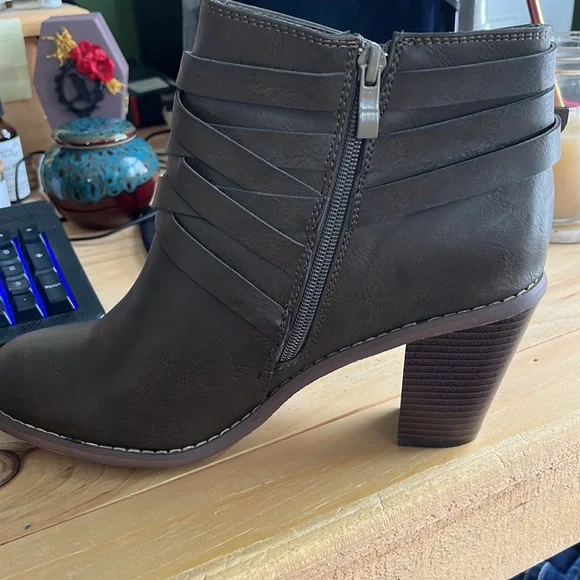 NIB-NWT Journee Collection Footwear - Picture 3 of 8